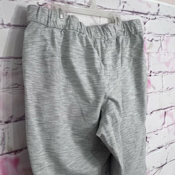 Lululemon on the fly gray marled everyday cropped pants - Picture 8 of 12